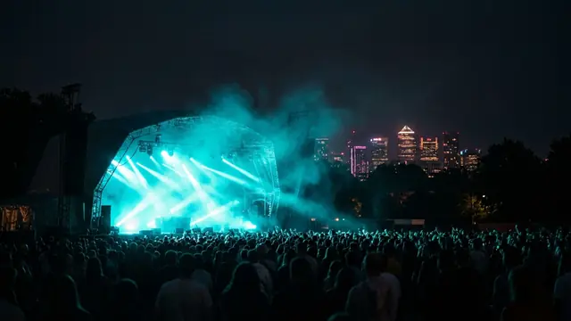 Festivalscen på natten: Skapa ditt eget All Points East 2026 Hitster-paket med Hitify