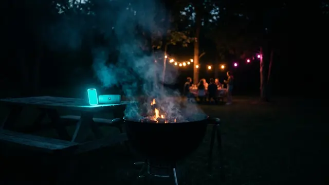 Vänner spelar ett musikspel på en fest: Musikspel för grillfesten: förvandla din grillkväll till en fest