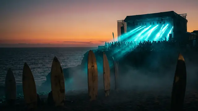 Festivalscen på natten: Skapa ditt eget Boardmasters 2026 Hitster-paket med Hitify