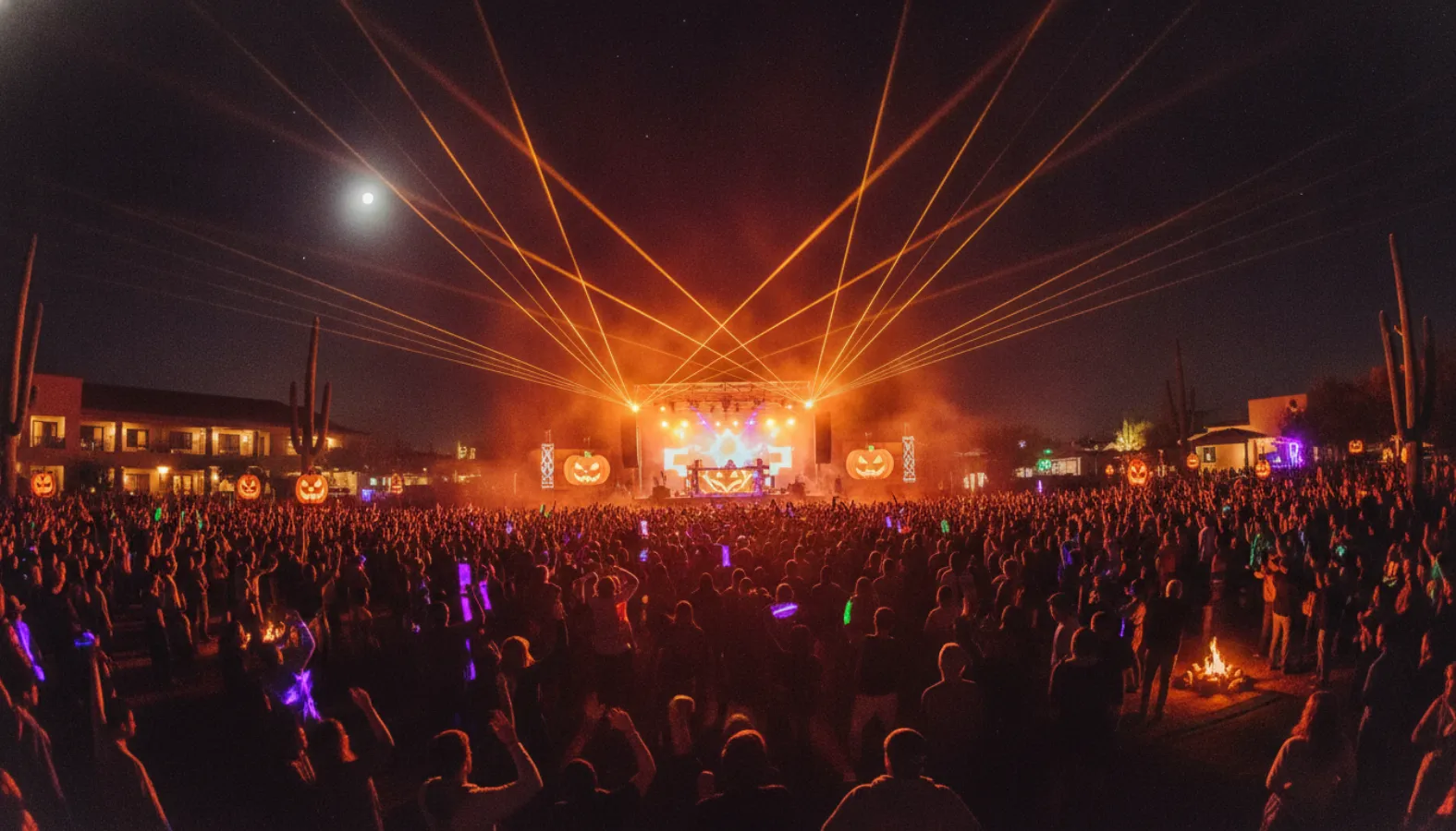 Halloween-Festivalpublikum bei Nacht mit Lasern und orangefarbenem Bühnenlicht: Erstelle dein eigenes BOO-Arizona-Musikquiz-Paket (Hitster-Style) mit Hitify