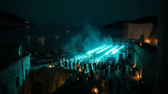 Festivalscen på natten: Skapa ditt eget Dimensions Festival 2026 Hitster-paket med Hitify