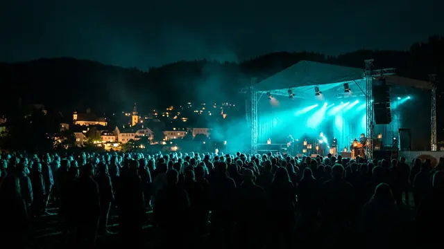 Festivalscen på natten: Skapa ditt eget Frequency Festival 2026 Hitster-paket med Hitify