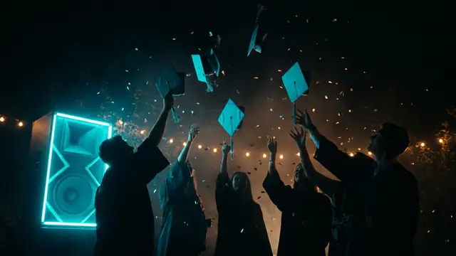 Vänner spelar ett musikspel på en fest: Musikspel för studentfesten: 7 idéer för att fira med stil