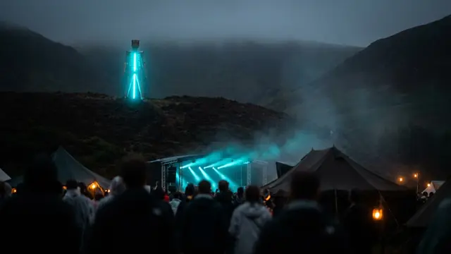 Festivalscen på natten: Bygg ditt eget Green Man Festival 2026 Hitster-paket med Hitify
