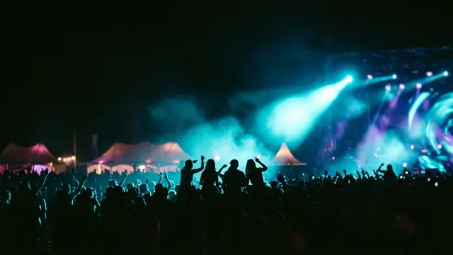 Festivalscen på natten: Skapa ditt eget Head Trip Hitster-paket med Hitify