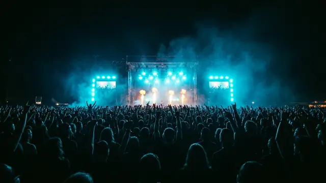 Festivalscen på natten: Skapa ditt eget Knotfest 2026 Hitster-paket med Hitify