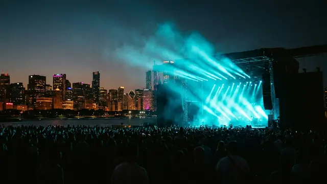 Festivalscen på natten: Skapa ditt eget Lollapalooza 2026 Hitster-paket med Hitify