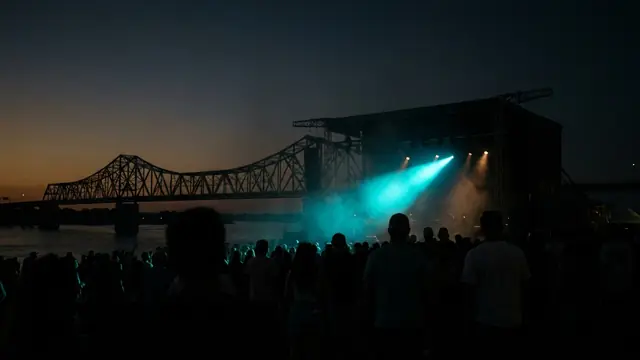 Festivalpodium in de nacht: Maak je eigen Mempho Music Festival Hitster pack met Hitify