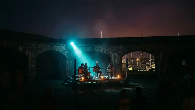 Palco de festival à noite: Crie seu próprio pack Hitster do Newport Folk Festival 2026 com o Hitify