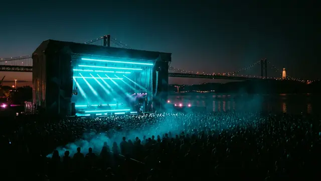 Festivalscen på natten: Skapa ditt eget NOS Alive 2026 Hitster-paket med Hitify