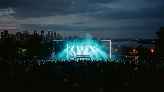 Festivalscen på natten: Skapa ditt eget Osheaga 2026 Hitster-paket med Hitify