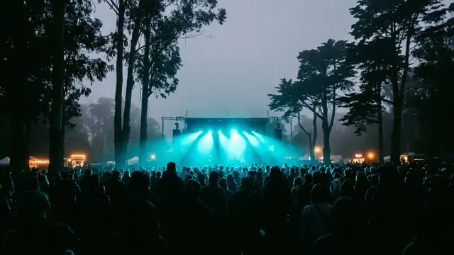 Festivalbühne bei Nacht: Erstell dein eigenes Outside Lands 2026 Hitster-Pack mit Hitify