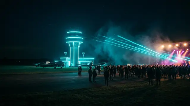 Festivalscen på natten: Skapa ditt eget Parookaville 2026 Hitster-paket med Hitify
