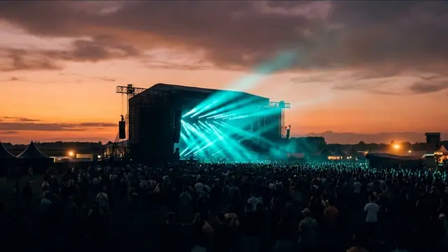 Festivalscen på natten: Skapa ditt eget Rock Werchter 2026 Hitster-paket med Hitify