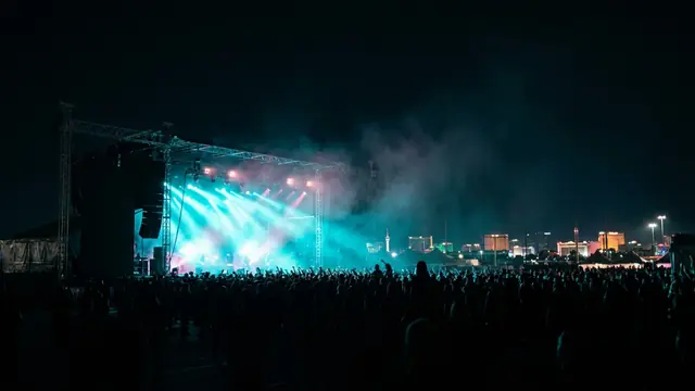 Festivalscen på natten: Skapa ditt eget Sick New World Hitster-paket med Hitify