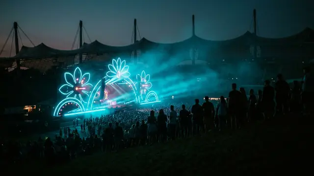 Festivalscen på natten: Bygg ditt eget Superbloom 2026 Hitster-paket med Hitify
