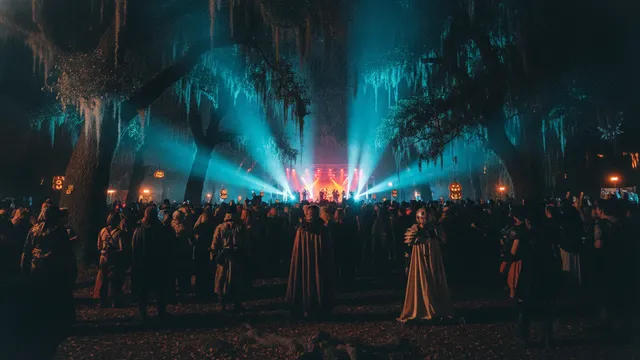 Festivalscen på natten: Skapa ditt eget Suwannee Hulaween Hitster-paket med Hitify