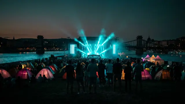Festivalscen på natten: Skapa ditt eget Sziget 2026 Hitster-paket med Hitify