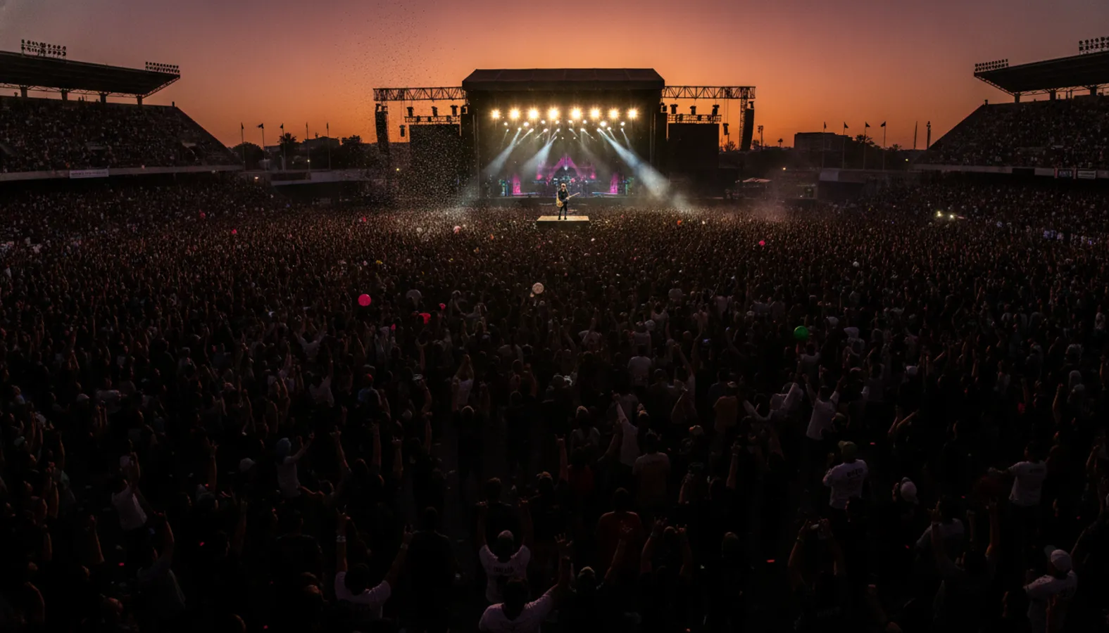 Festivalpublikum bei Sonnenuntergang in einem Stadion in Tijuana mit Bühnenlicht: Erstelle dein eigenes Tecate-Península-Musikquiz-Paket (Hitster-Style) mit Hitify