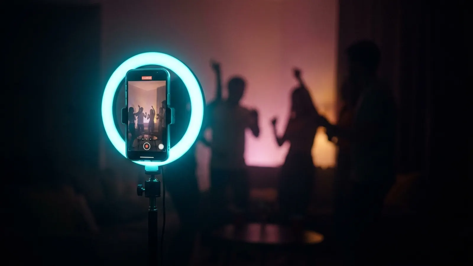 Freunde spielen ein Musikspiel auf einer Party: TikTok Hits Musikquiz: Das Perfekte Partyspiel Hosten