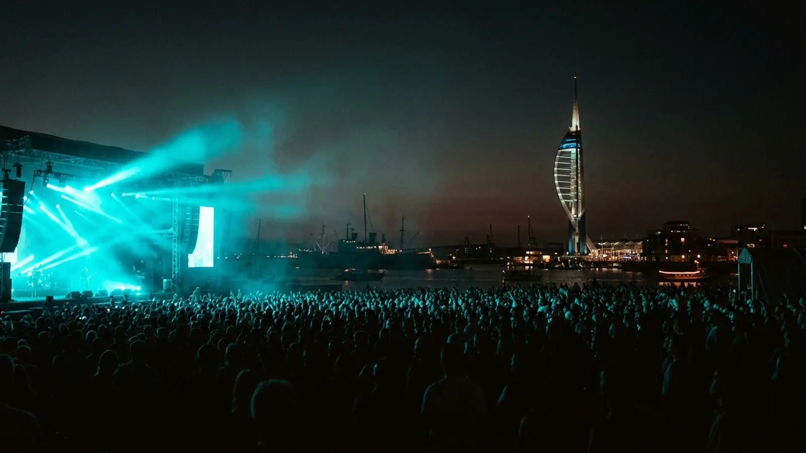 Festivalpodium in de nacht: Maak je eigen Victorious Festival 2026 Hitster-pack met Hitify