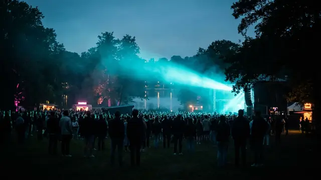 Festivalscen på natten: Skapa ditt eget Way Out West 2026 Hitster-paket med Hitify
