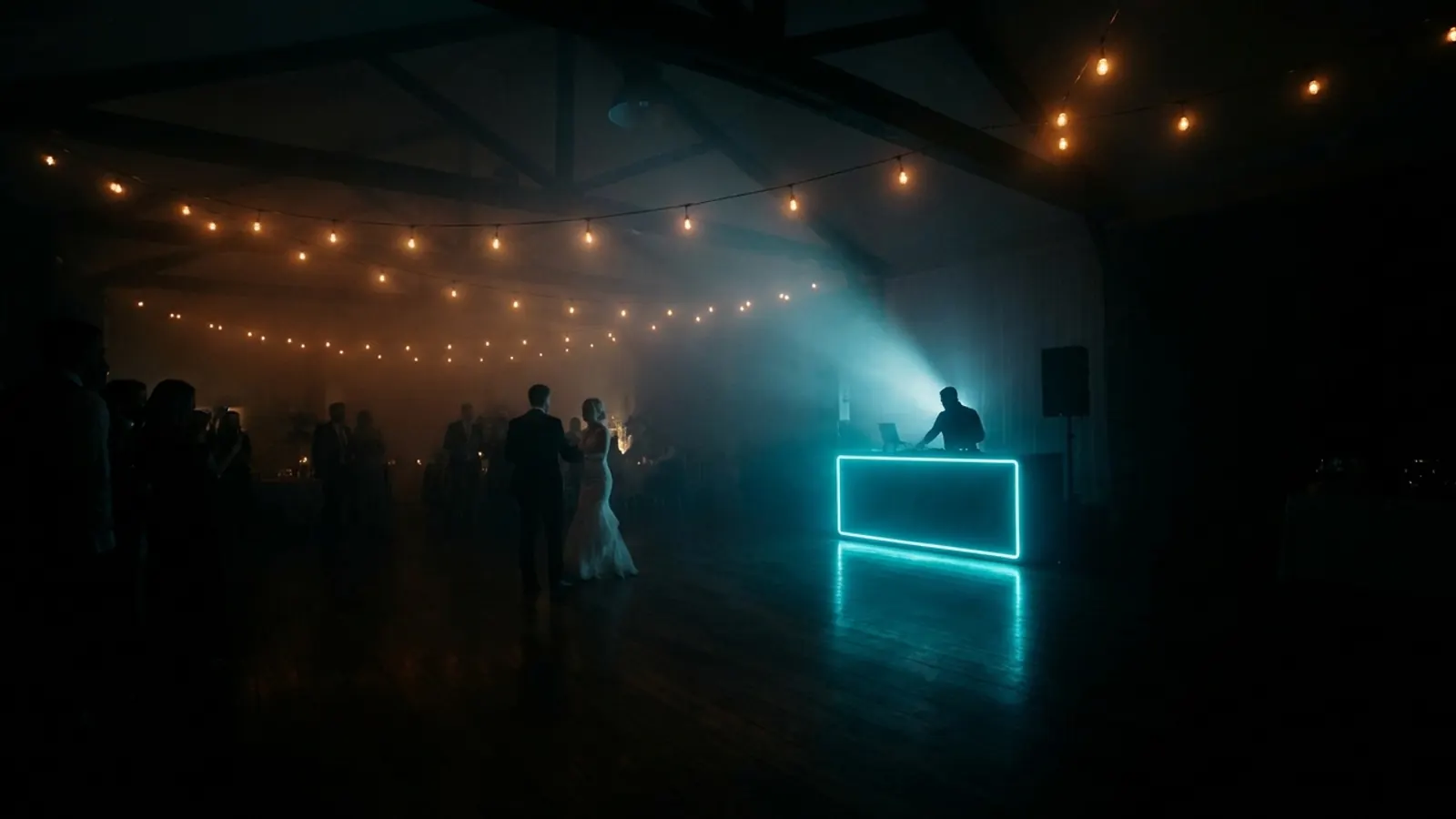 Vrienden spelen een muziekspel op een feestje: Bruiloft Vermaak Ideeën: Muziekspellen Die Iedereen Aan Het Dansen Krijgen