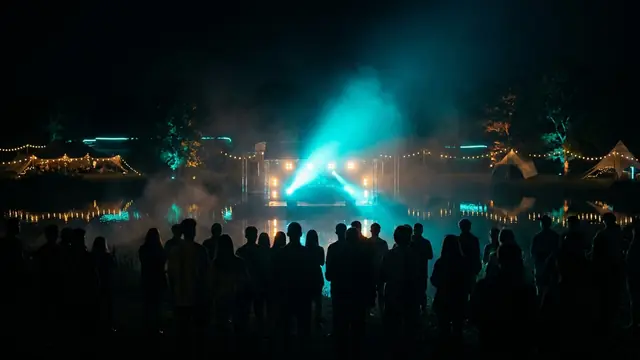 Palco de festival à noite: Crie seu proprio pack Hitster do Wilderness 2026 com Hitify