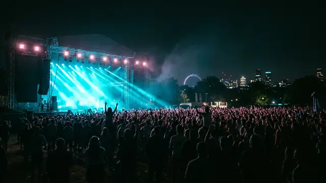 Festivalscen på natten: Skapa ditt eget Wireless Festival 2026 Hitster-paket med Hitify